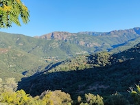 Très belle vue, terrasse à l'ombre, studio confortable et bien isolé.