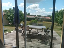 Une trĂšs jolie terrasse pour profiter du jardin