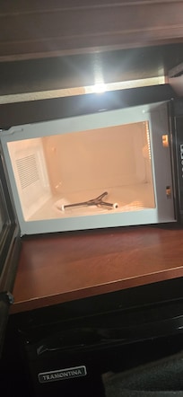 No tray in turntable microwave