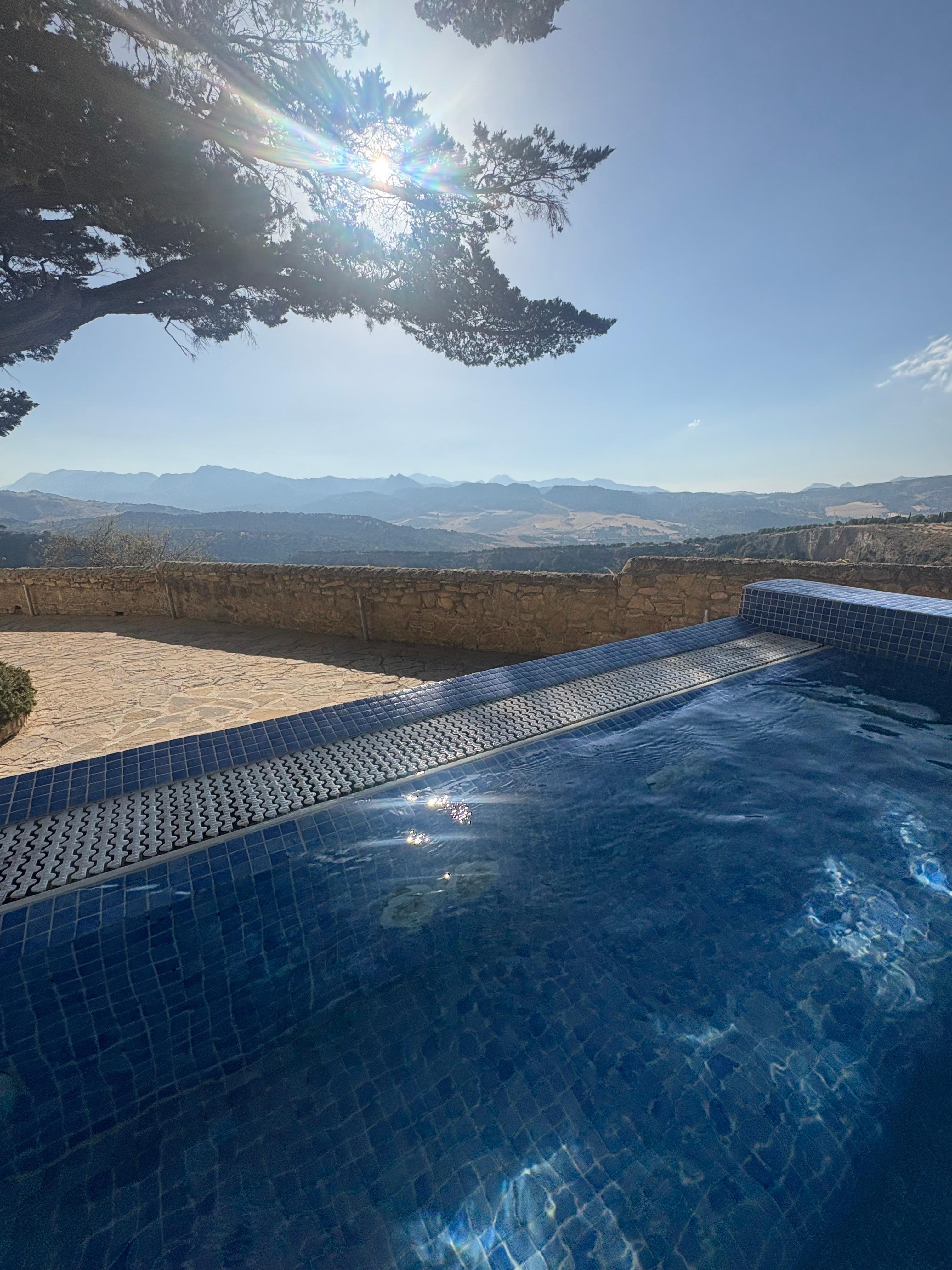 Utsikt från poolen.