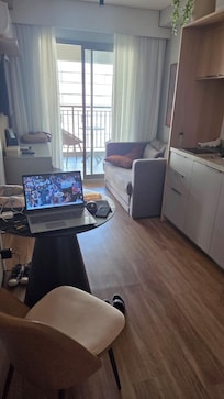 Assim que entra tem a cozinha e sala, o sofá é confortável e da pra dormir até duas pessoas e tem ar-condicionado na sala. A varanda é espaçosa e tem uma mesinha também