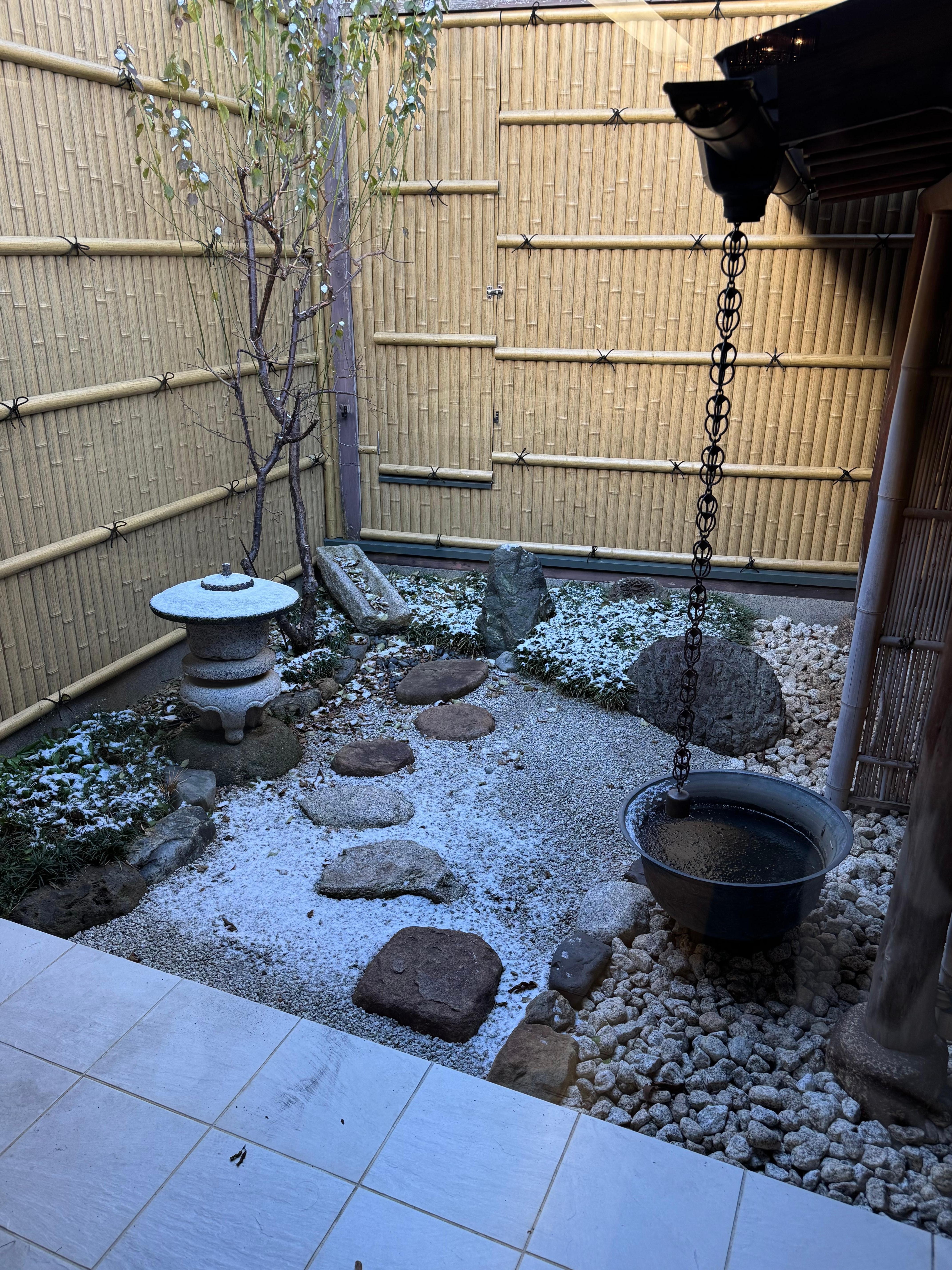 Snow & ice in January in the garden off the bathtub 