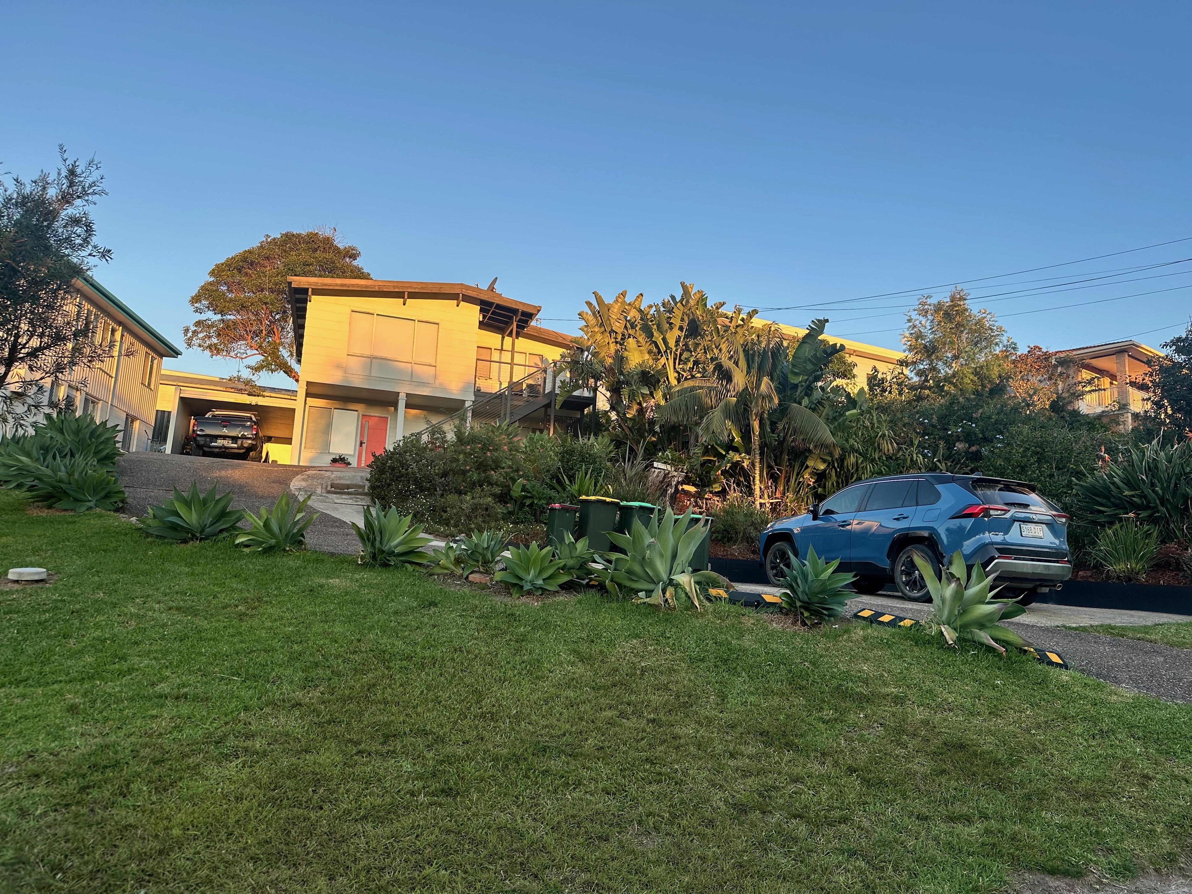 Front view of house. Apartment ground flour, parking up or down.