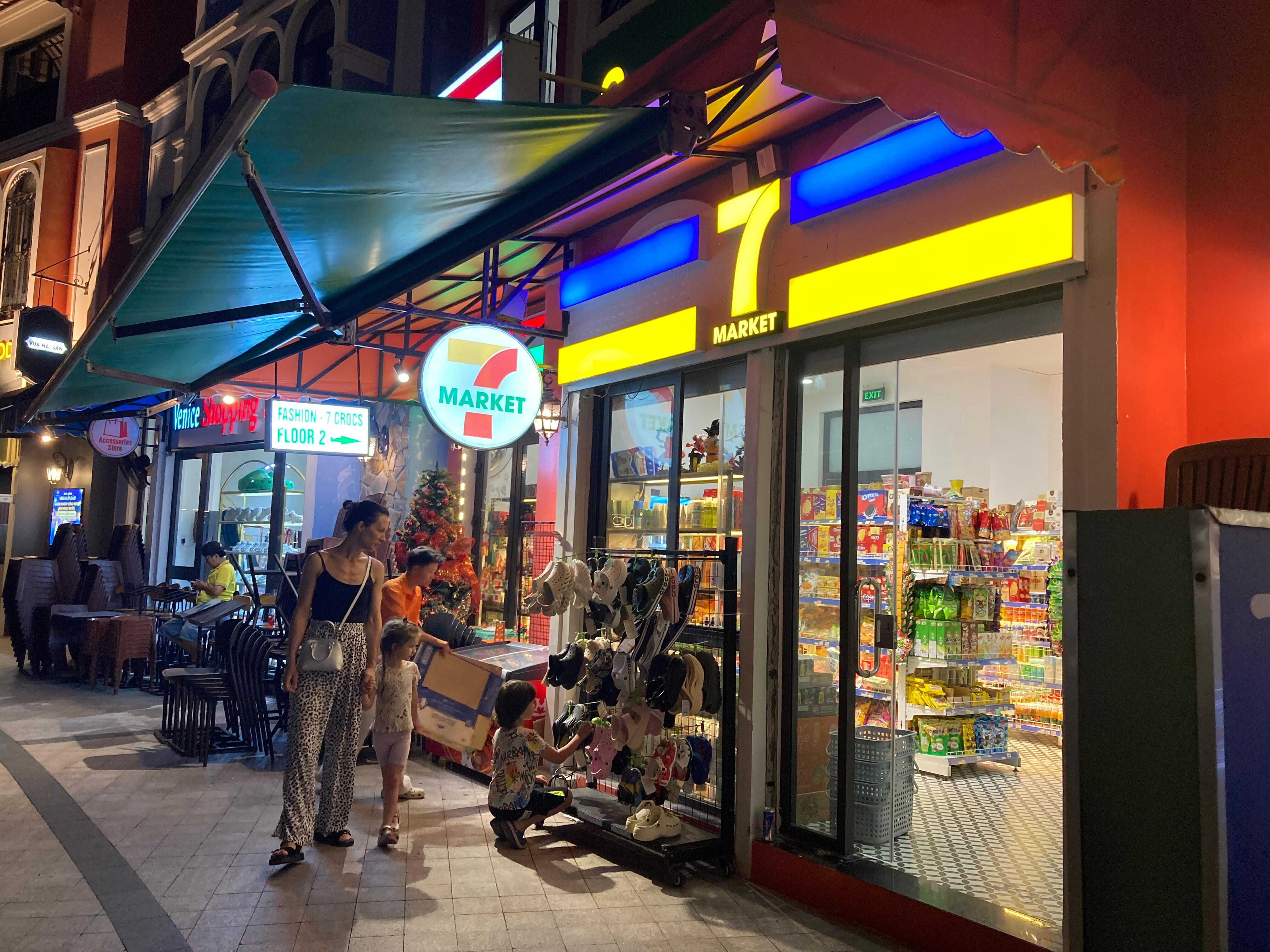 近くにコンビニもあります。