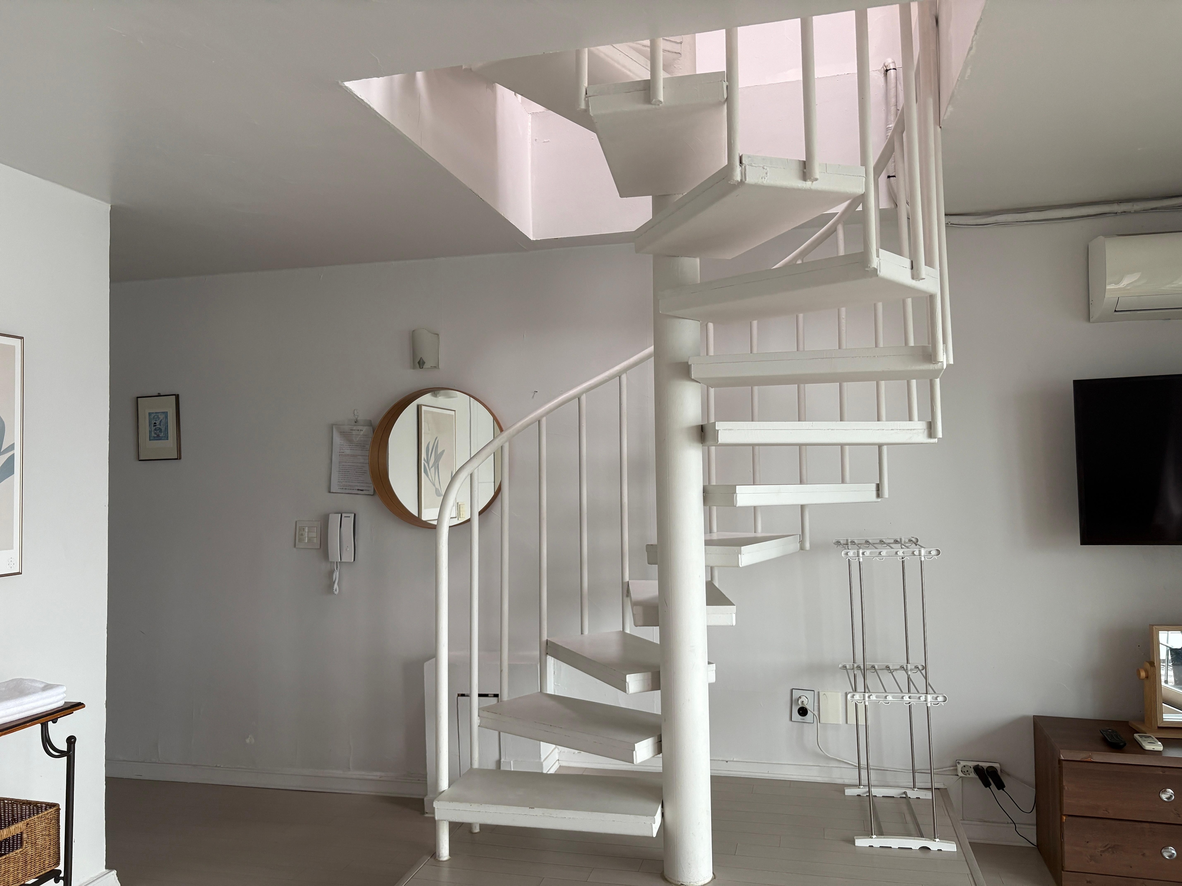 나선 계단이 인테리어 같았어요