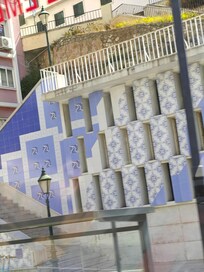 Azulejos típicos branco e azul