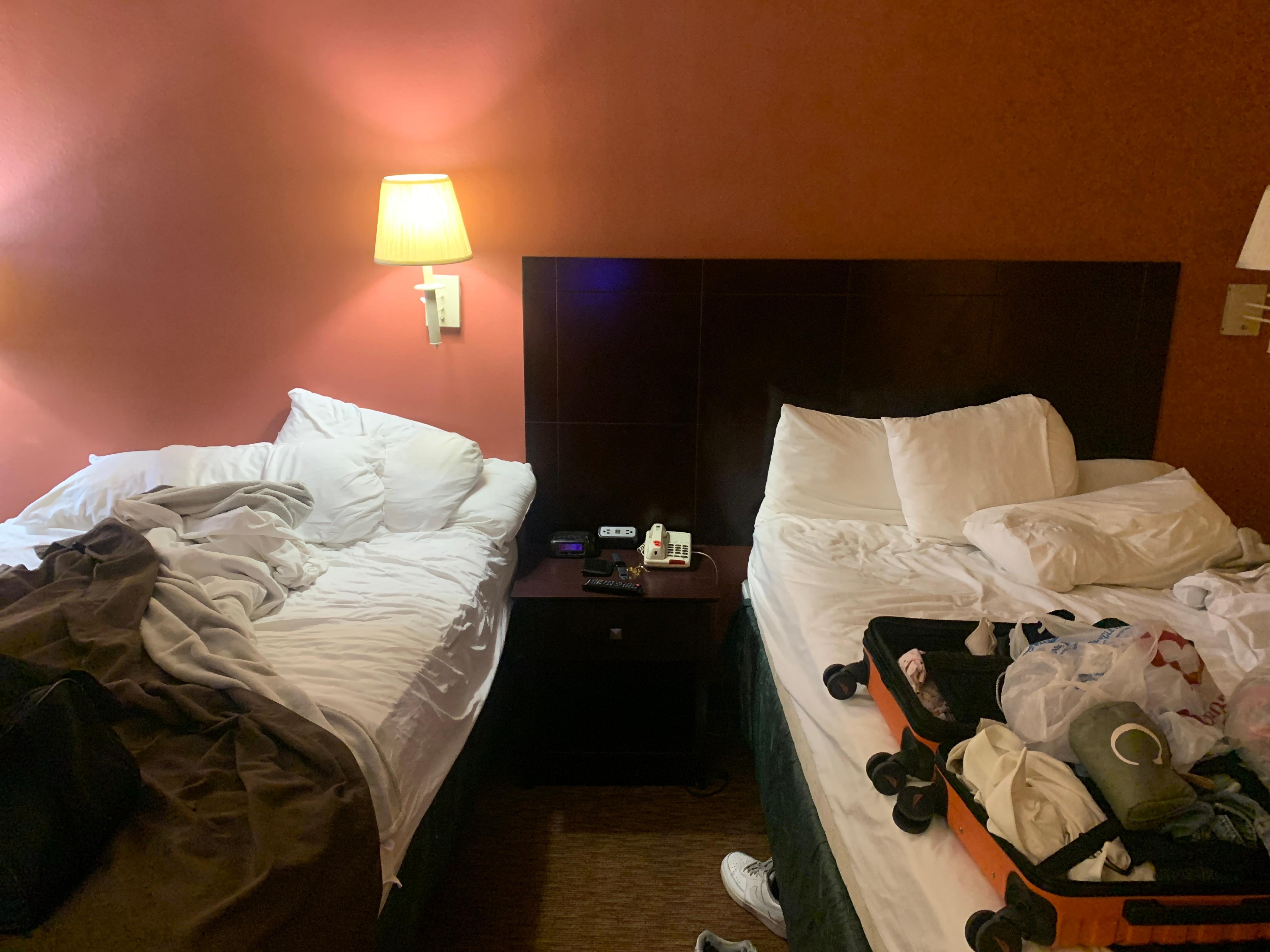 Originalmente la habitación para una cama y lo hicieron para dos 