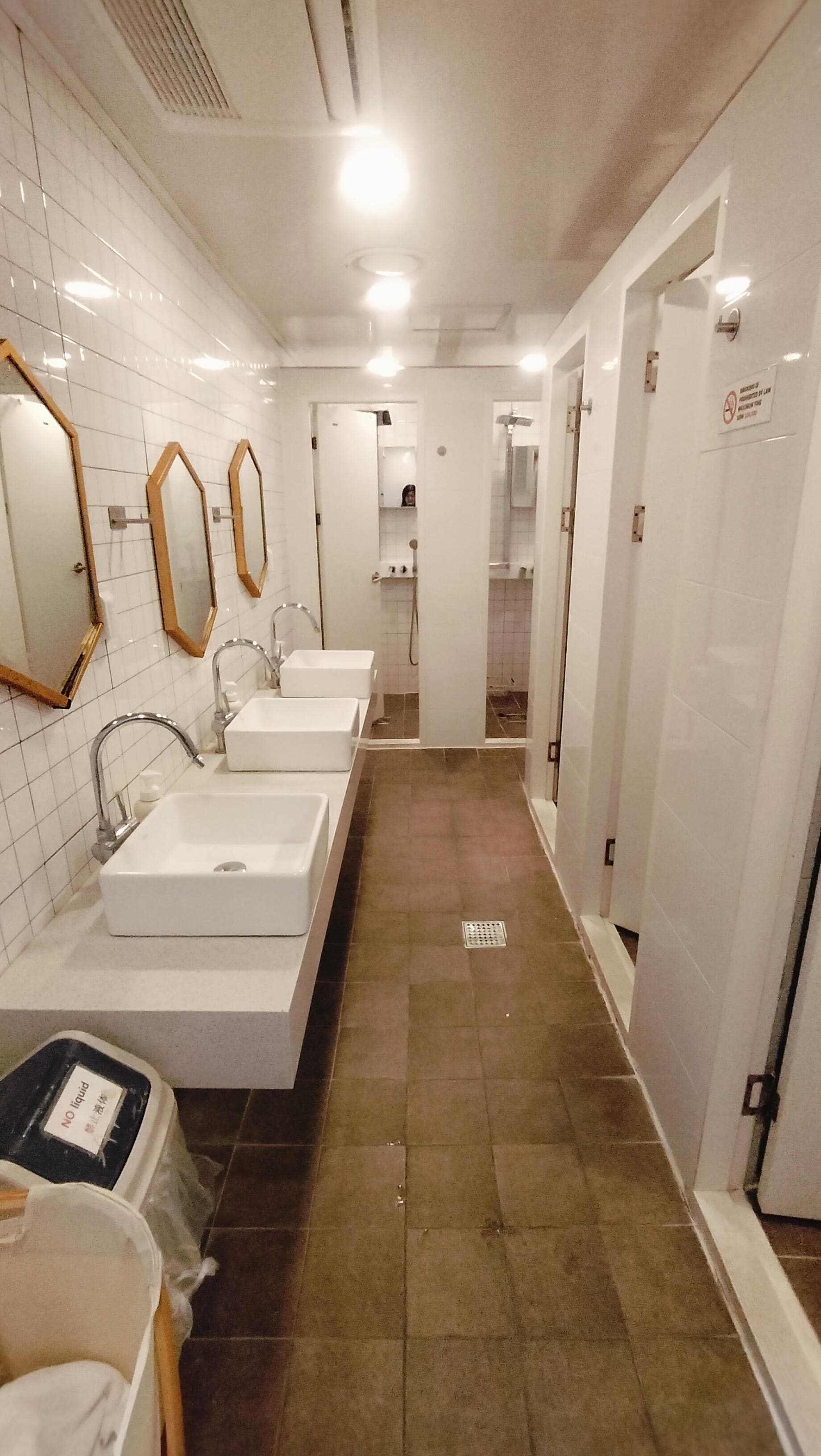 シャワールームと洗面所。ドライヤーは2つ
