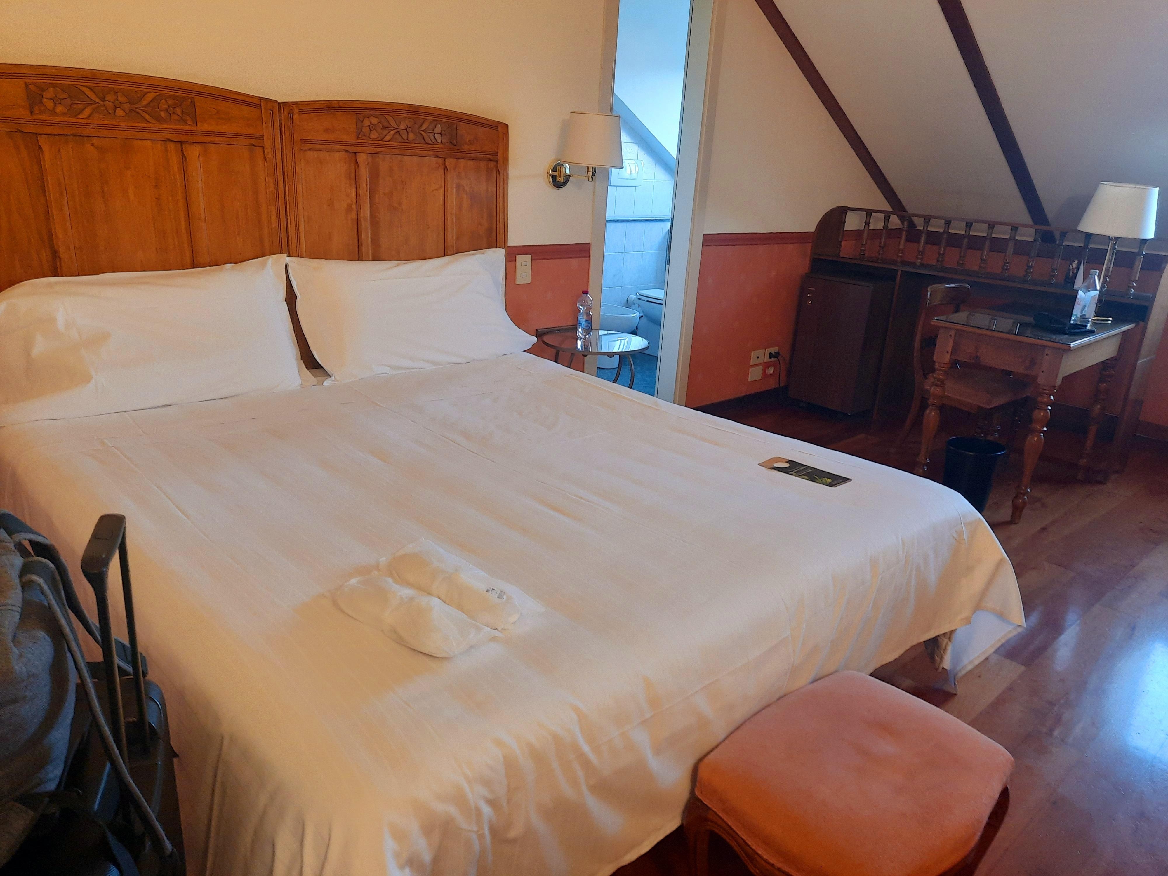 Letto in legno,stanza mansardata ,con vista 