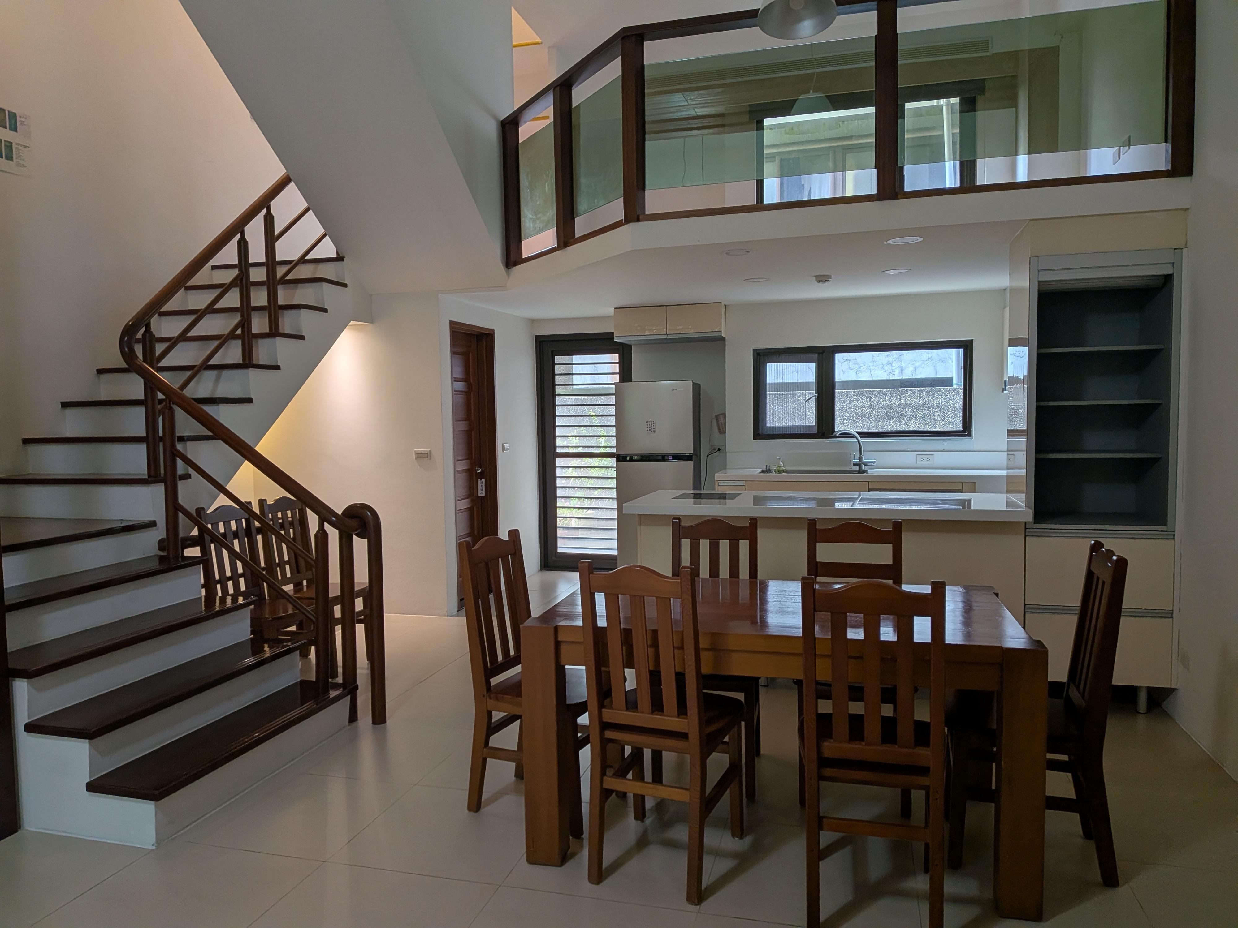 Villaを入ると1階はキッチンとリビング