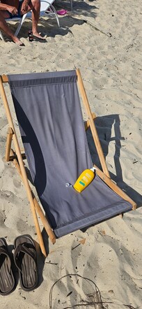 Liegen und Sonnenschirme am Strand.