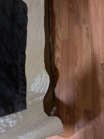 Más cucarachas dentro de esa grieta al redor de la base de la cama.