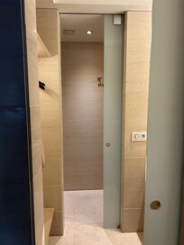 방에서 화장실 가는길 세면대 옷걸이 샤워실 변기있어요