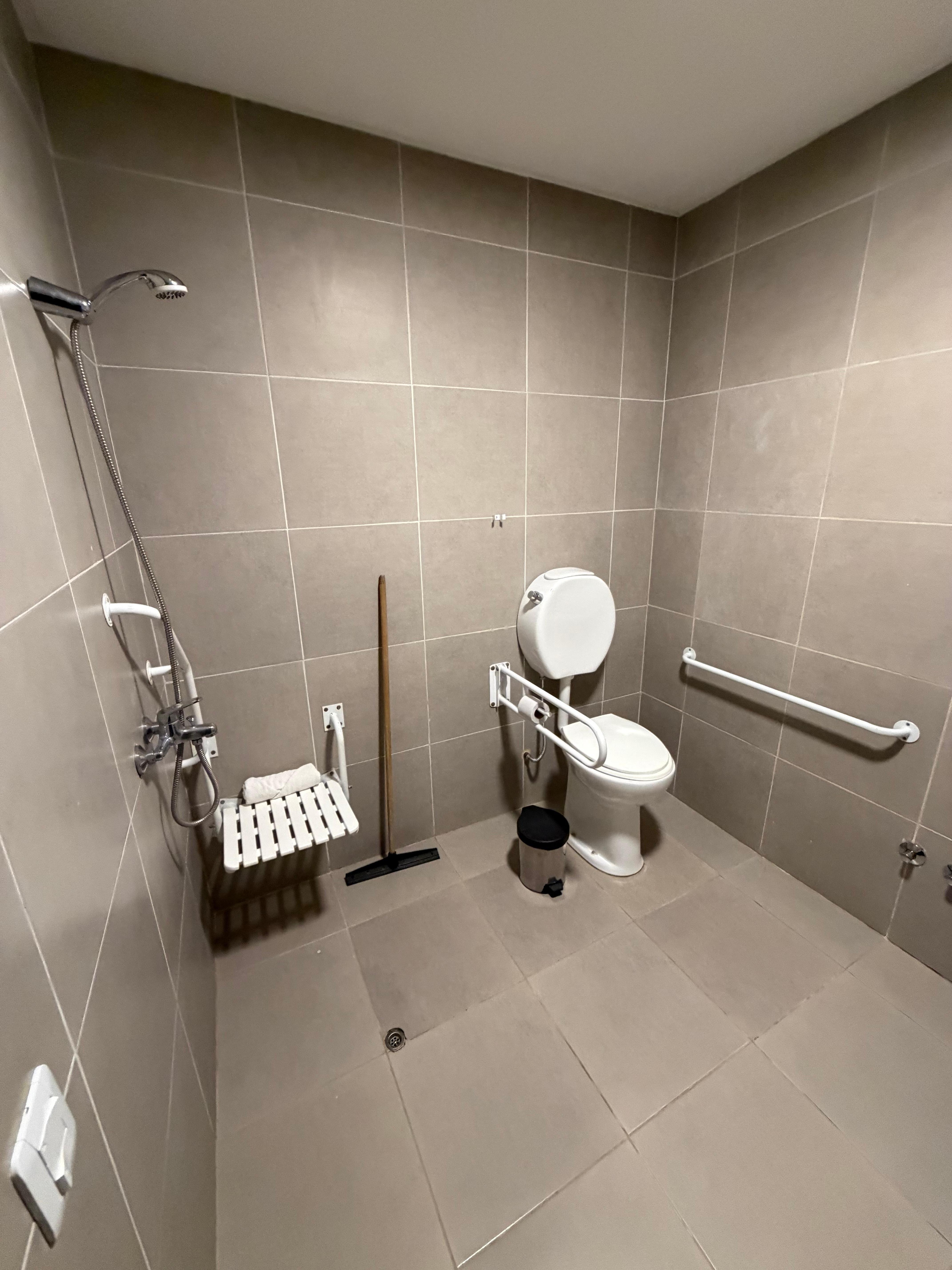 Sem box, banheiro alagava, um caos