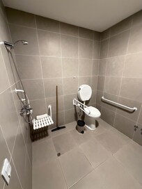 Sem box, banheiro alagava, um caos