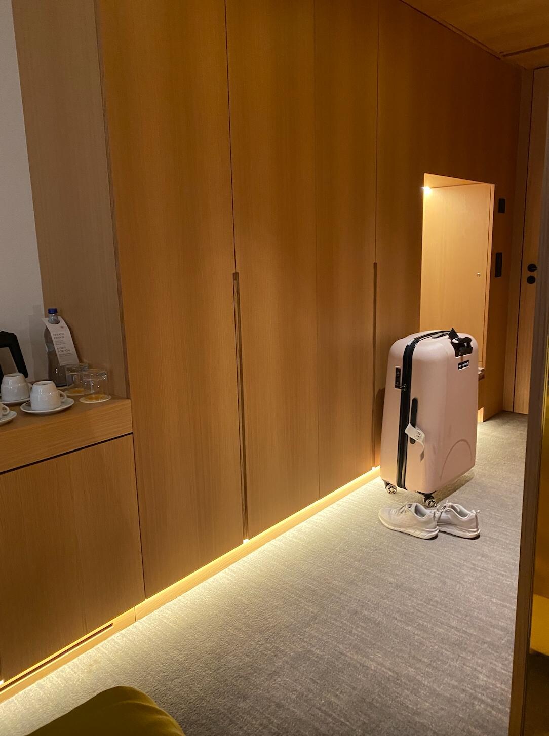 Smart minimalistisk interiør, med plassbygd benk, skap og kjøleskap.