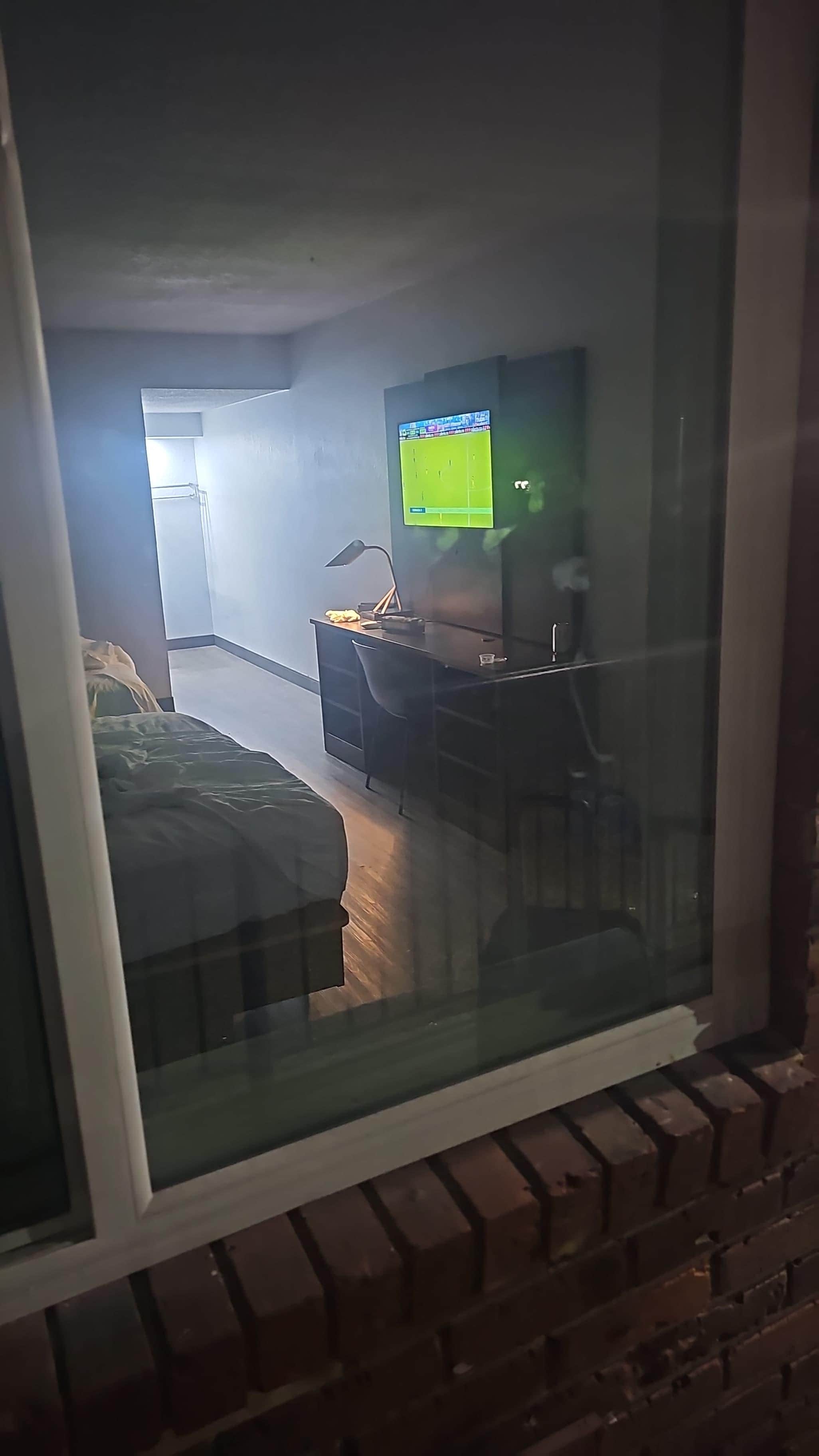 Y aquí está el televisor ascendido con la gente viendo el televisor