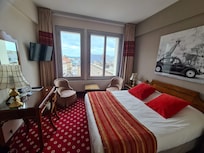 Chambre vue sur ville et port