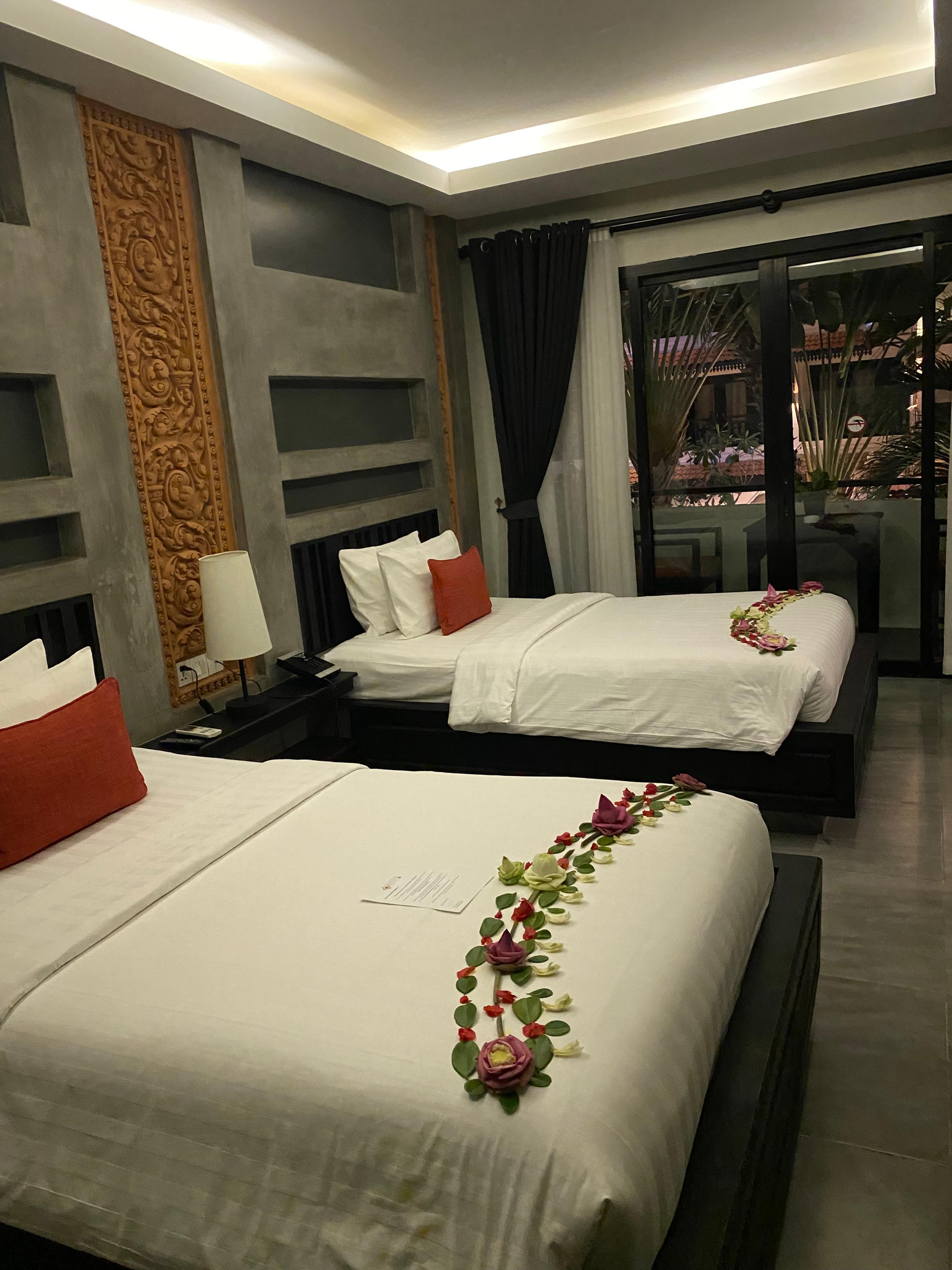 Twin room in front of swimming pool 