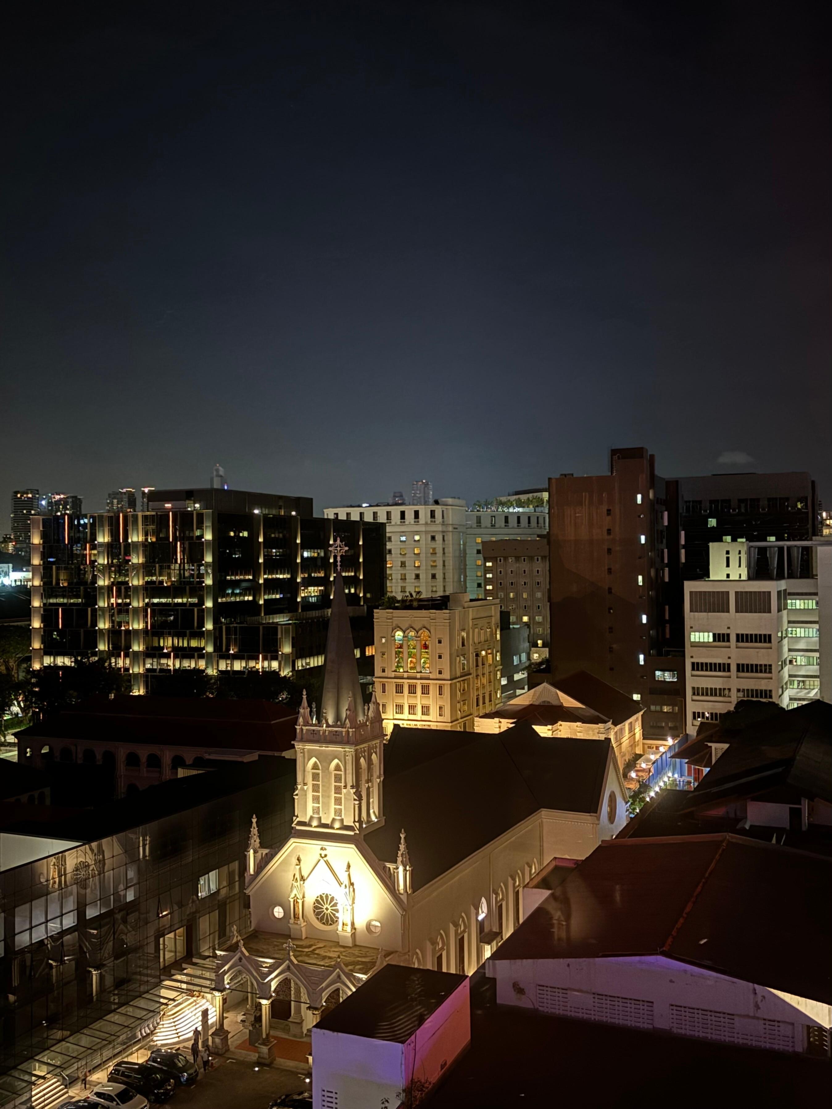 目の前の教会。鐘が鳴るとそれなりに音がする。ヨーロッパを思い出した。