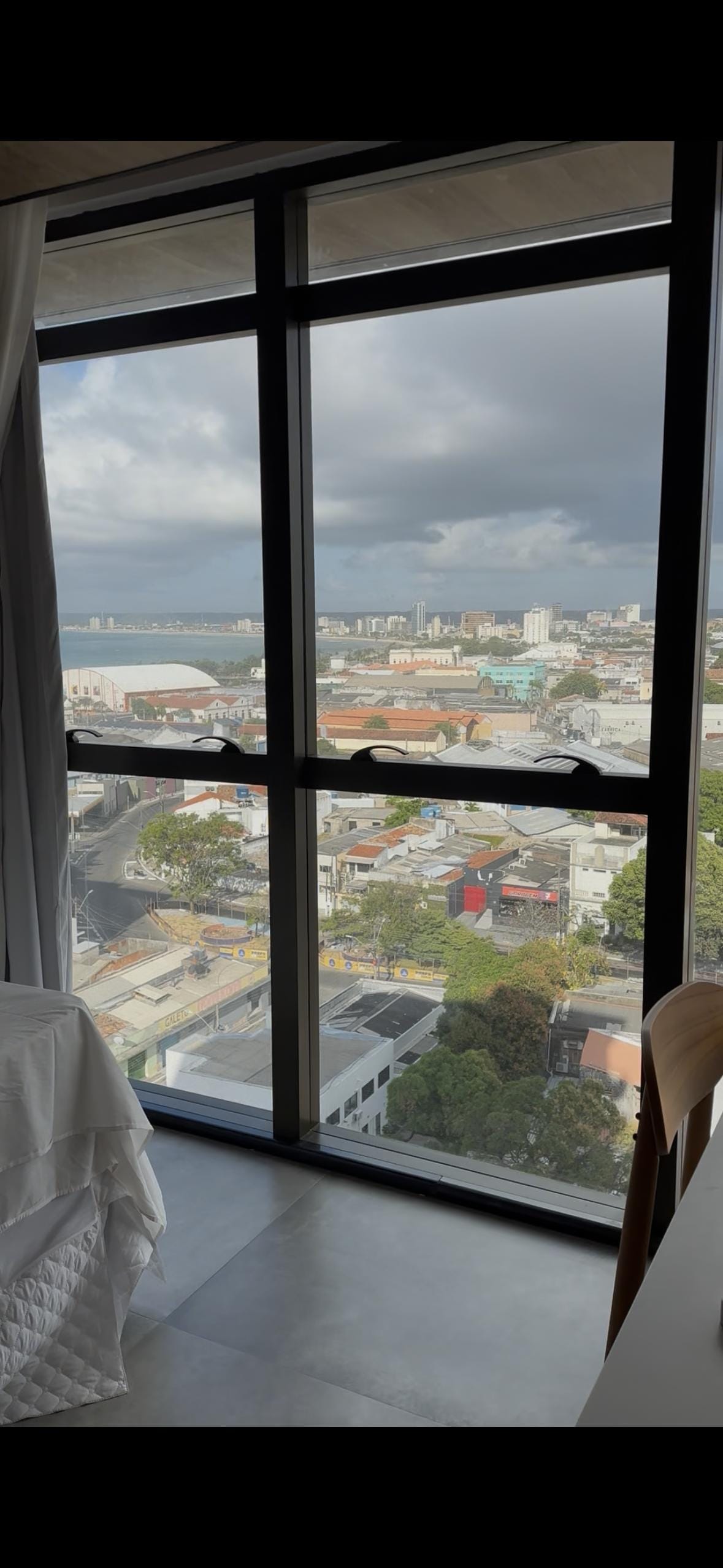 Vista do apartamento ao lado da cama 