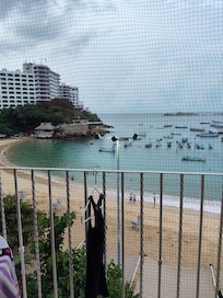 La habitación 310 muy recomendada , es muy amplia y con vistas al mar y a la alberca