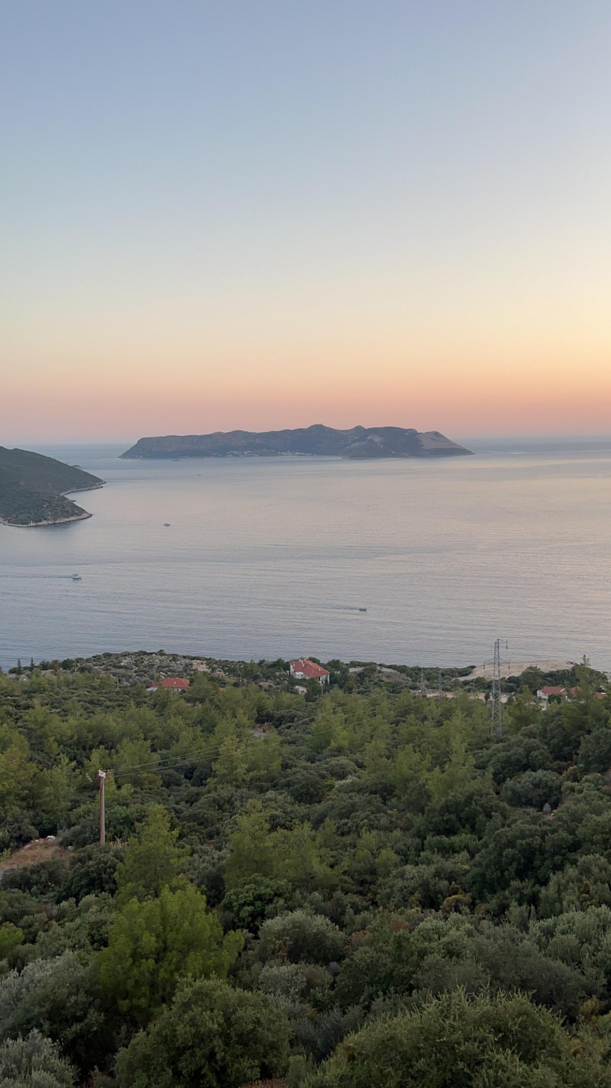 Utsikt fra balkongen over til den greske øya Kastelorizo.