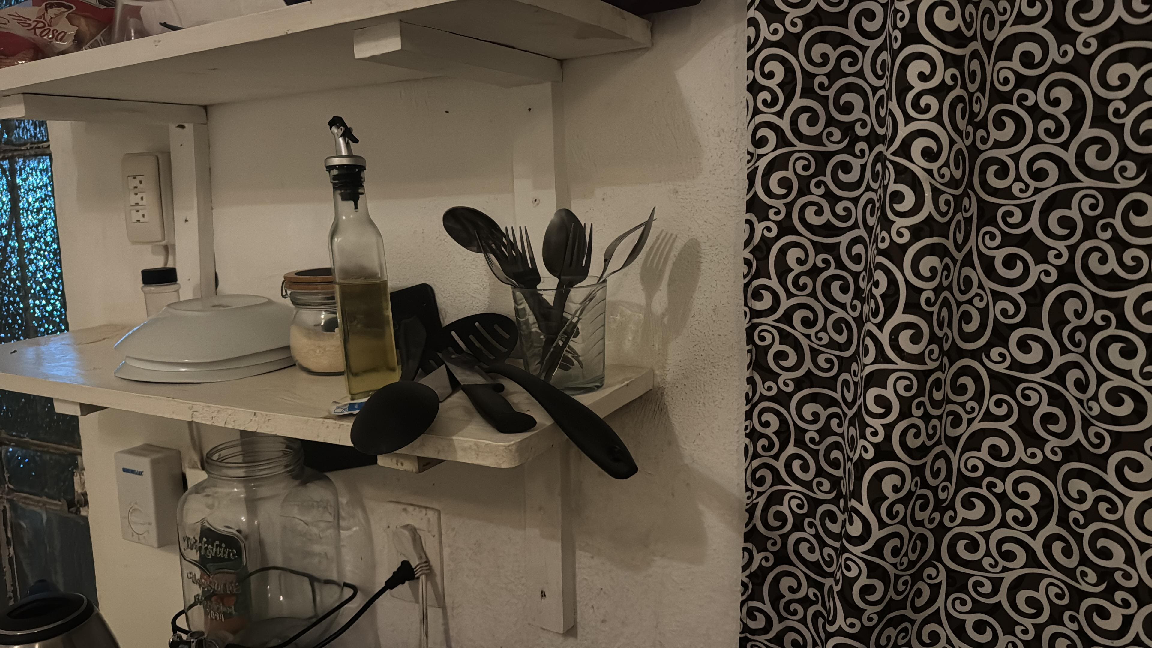 Repisas donde se encuentran los platos sucias y apolilladas con marcas de restos de comida