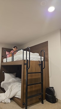 Cama doble de muy buen tamaño mas litera