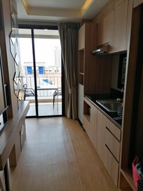 Großzügiges Zimmer mit kleiner Küche.
