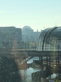 Berlin Hauptbanhof og Bundestag fra min vindue