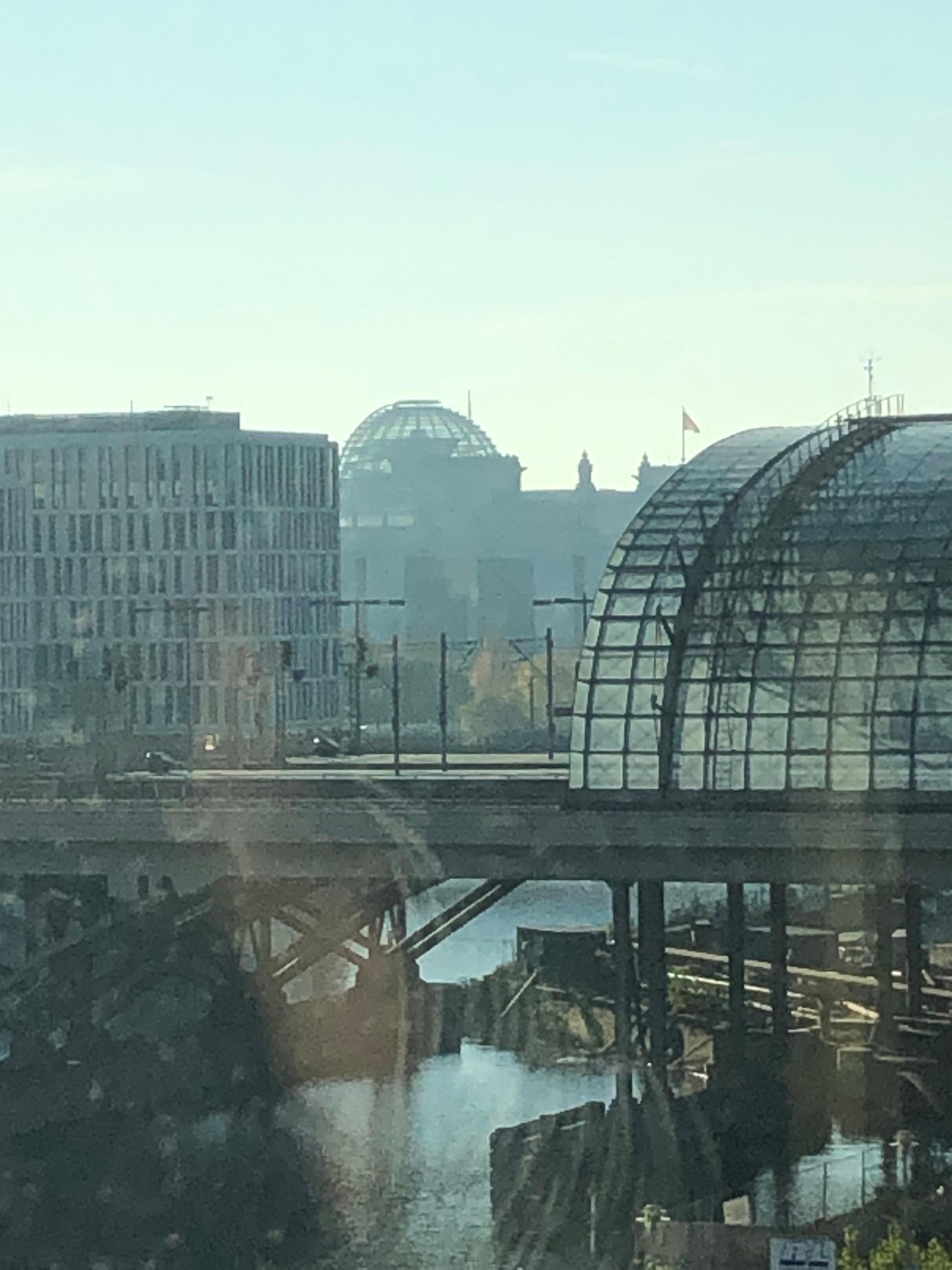 Berlin Hauptbanhof og Bundestag fra min vindue