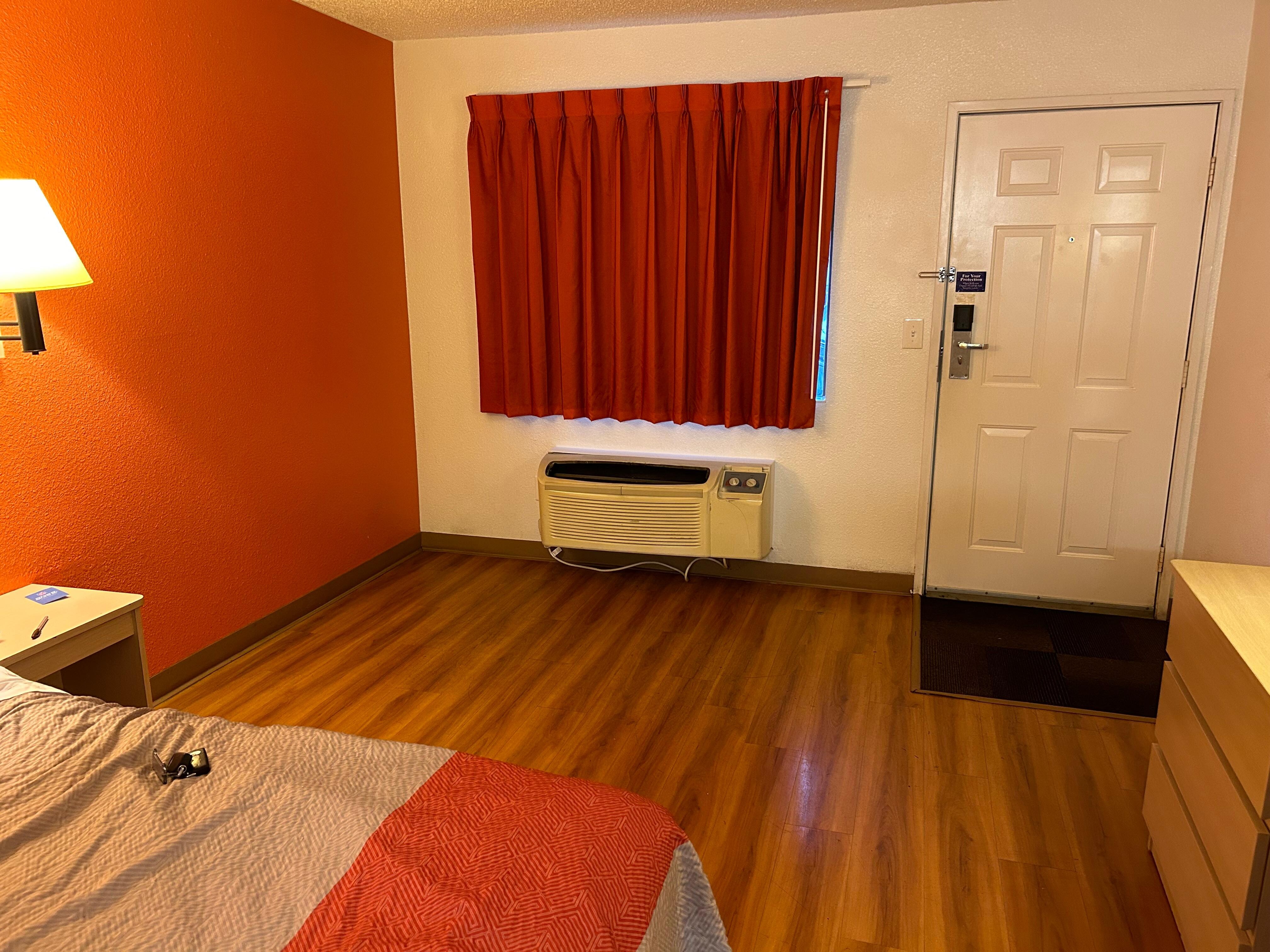 Tiraram do quarto a mesa e cadeiras, não deixaram nada que possa dar um mínimo de conforto ao hóspede!