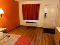 Tiraram do quarto a mesa e cadeiras, não deixaram nada que possa dar um mínimo de conforto ao hóspede!