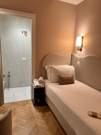 Perfect single room.