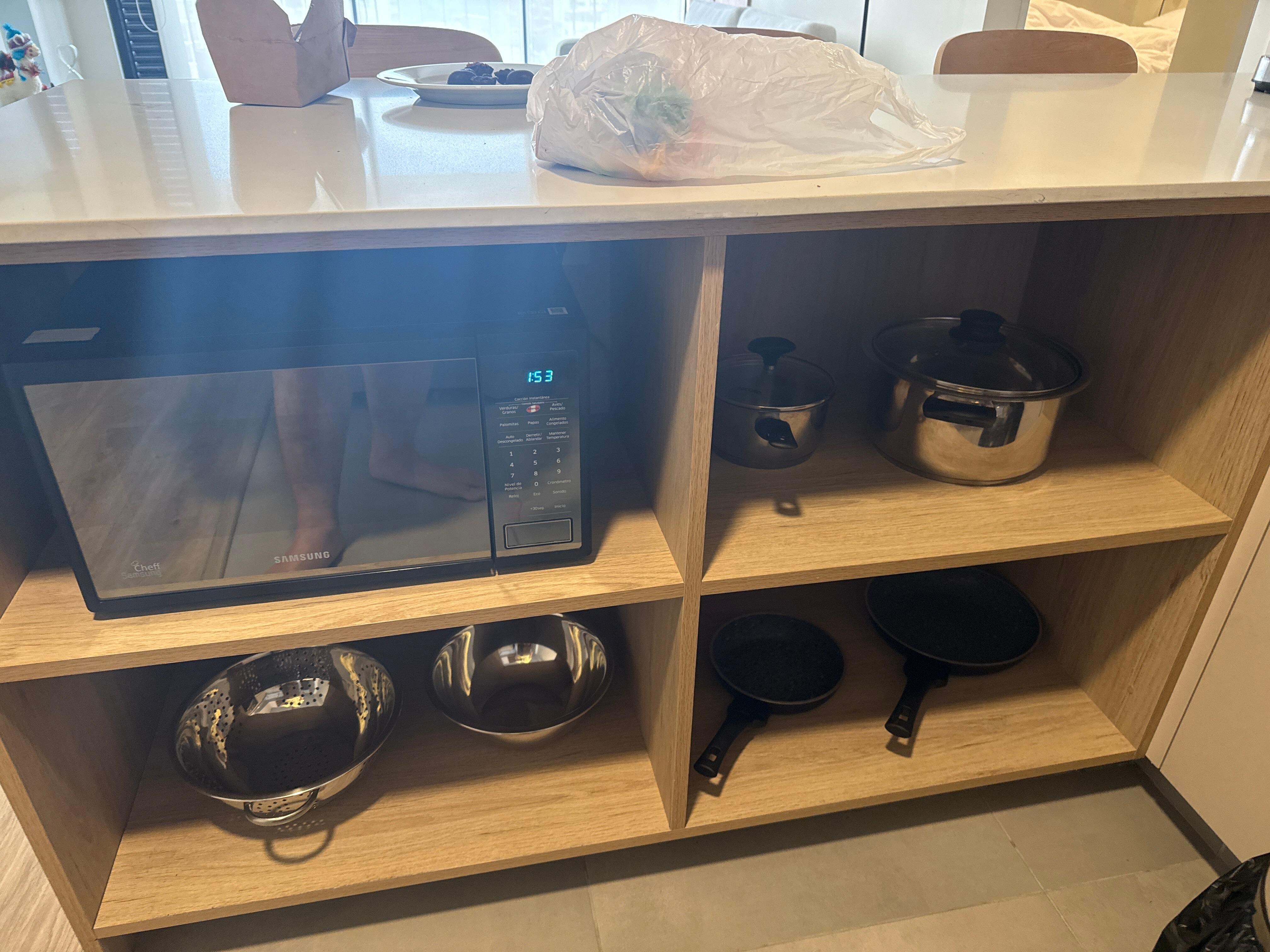 Tienen utensilios en la cocina. Si te gusta cocinar, todo se ve limpio y moderno.