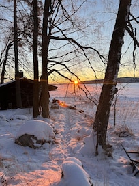 Die Saunahütte bei Sonnenaufgang