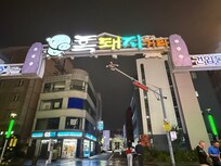 黒豚通りにて。夜も皆歩いていて治安は良さそうでした