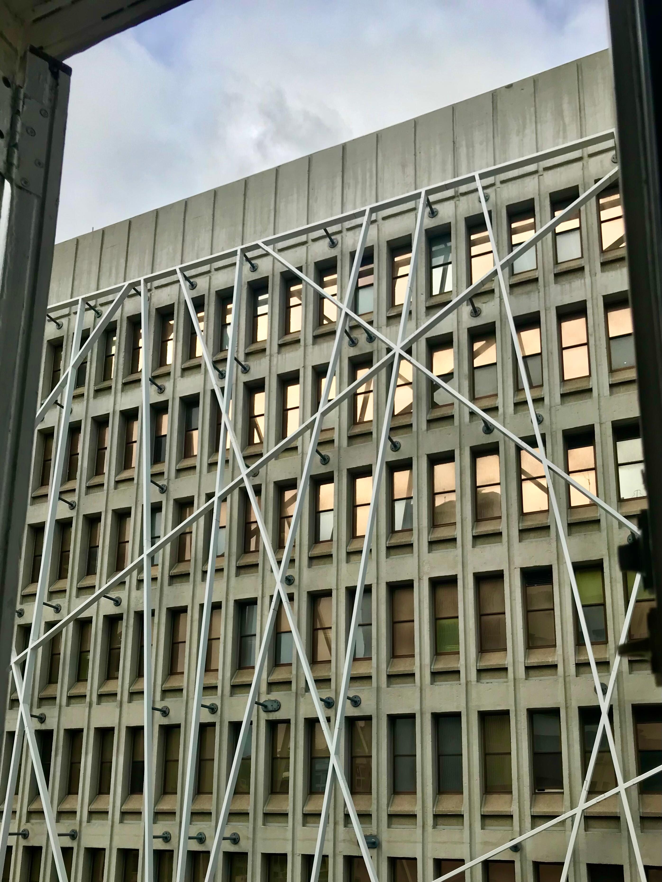 Par contre en plein centre-ville… vue sur Immeubles
