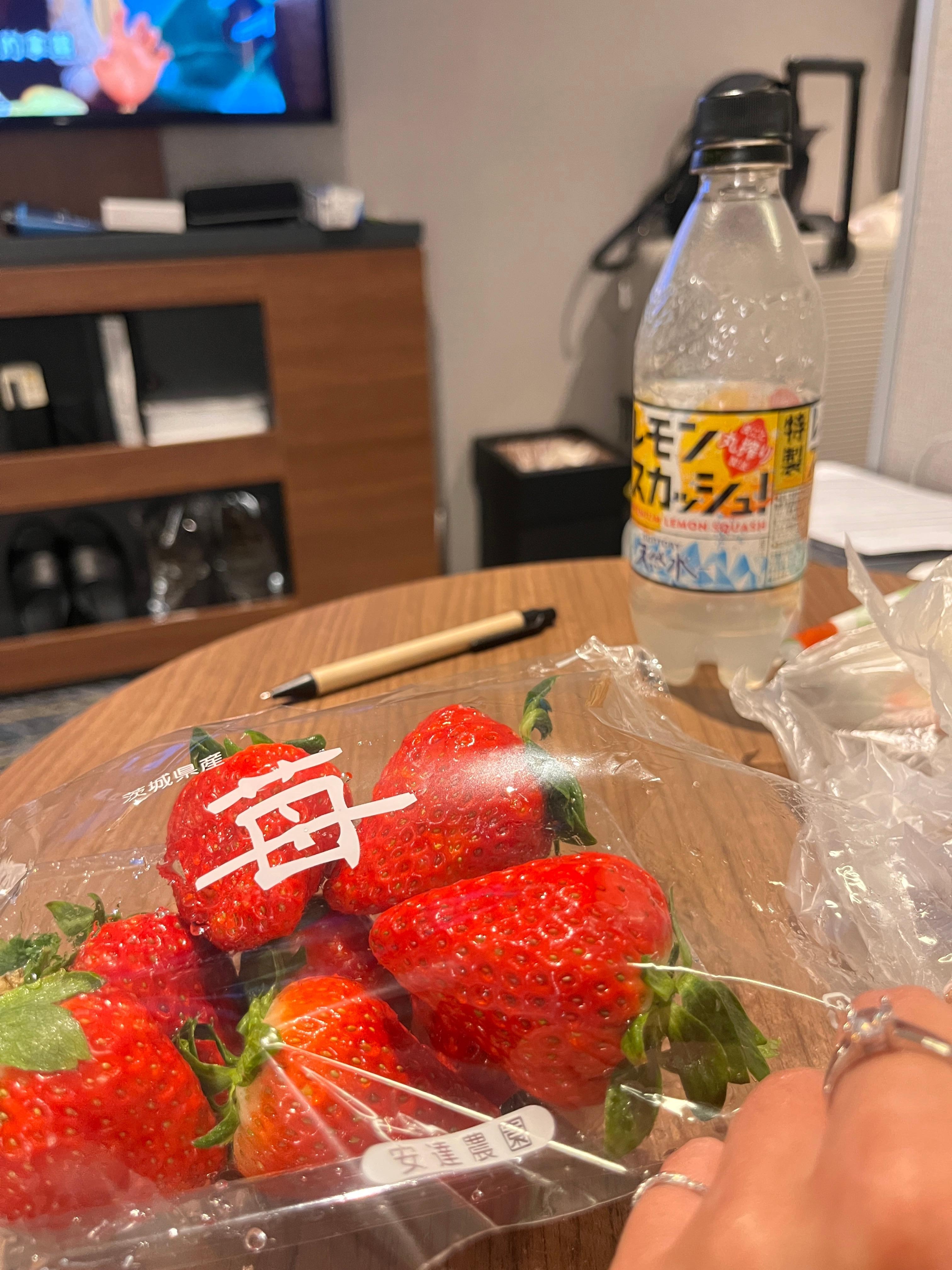 房間還有小桌子跟沙發可以坐著享受自己去買的草莓