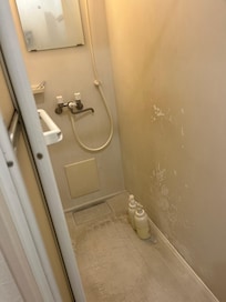 シャワールーム3つとも水垢だらけ。掃除してないと思います。