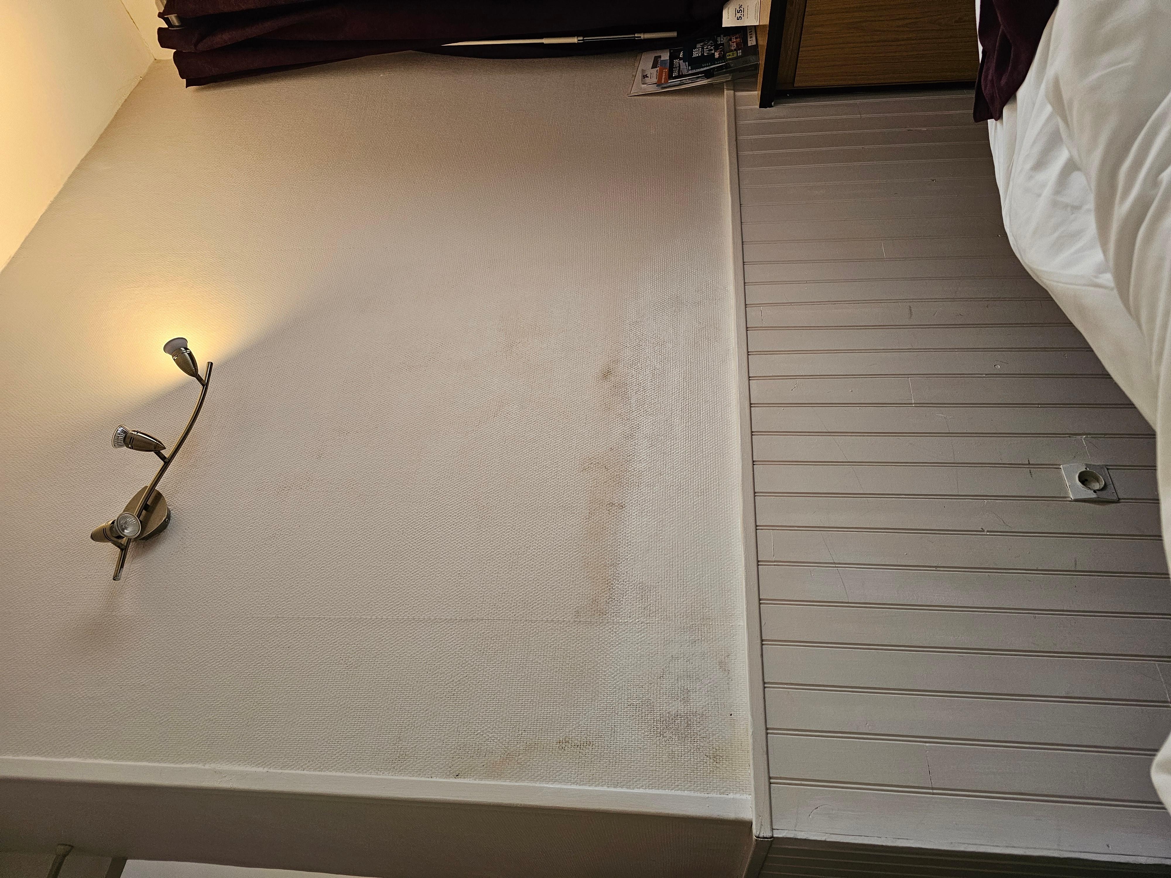 Est-ce que cela correspond à un 3 étoiles, état sale dû à l’humidité et manque de ventilation 