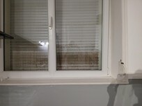 Fenêtre de la cuisine avec volet fermé en absence de sangle.