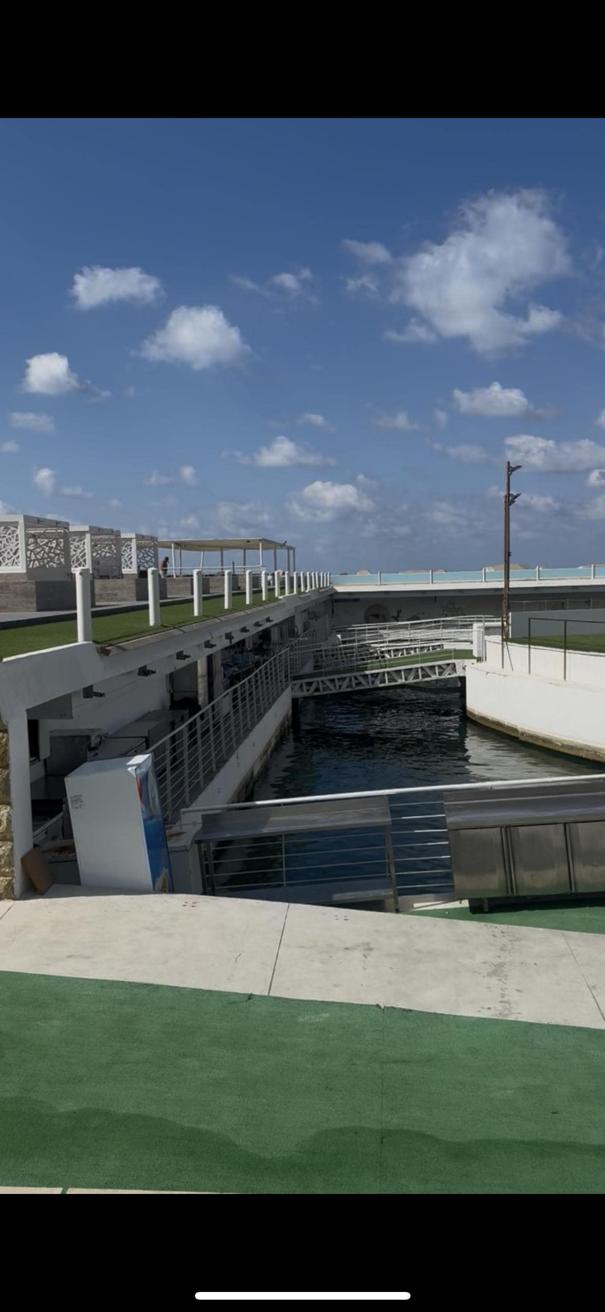 Plage privée , il n’hésite pas à jeter leur déchets dedans malheureusement trop sale du coup pour se baigner 