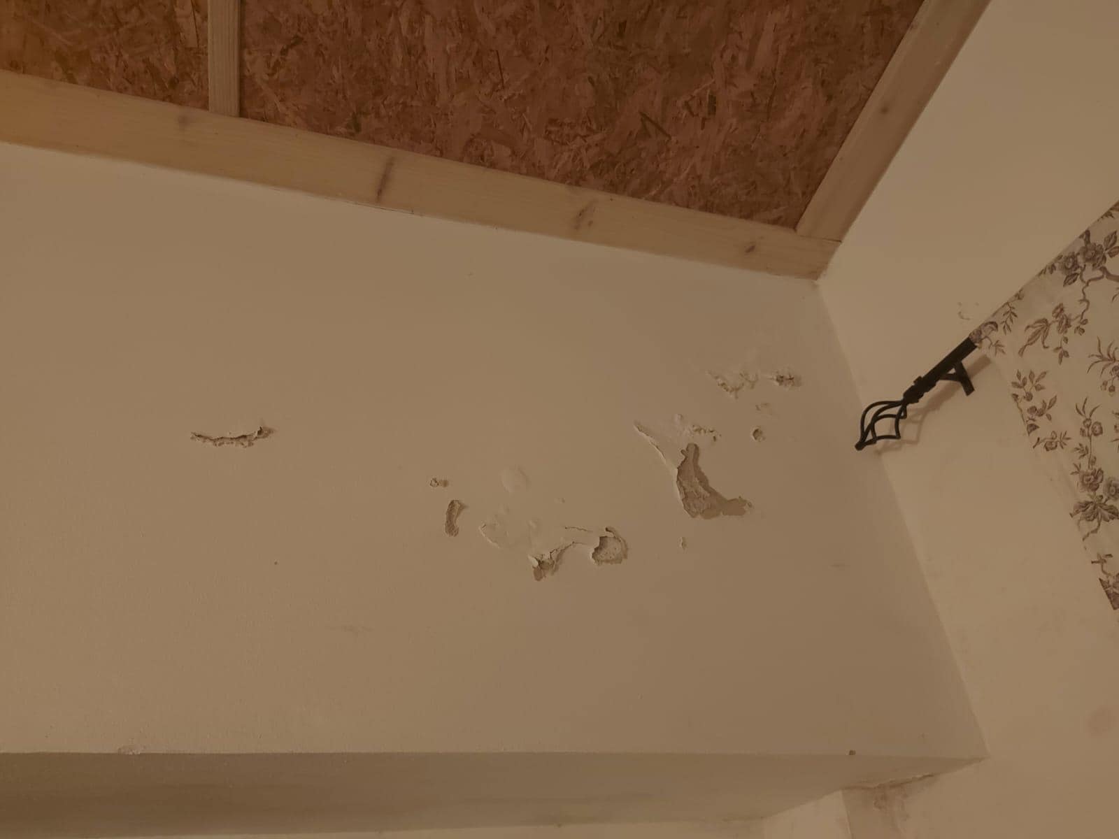 Humedades zona alta de la habitación 