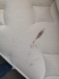 Tache de sang sur le matelas