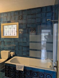 Die Dusche. Der Wasserdruck ist sehr gut. Aber der Duschkopf bleibt nicht in Position und es ist kaum möglich zu duschen, ohne das Badezimmer unter Wasser zu setzen. Die Fliesen brauchen dringend eine neue Fugenfüllung.