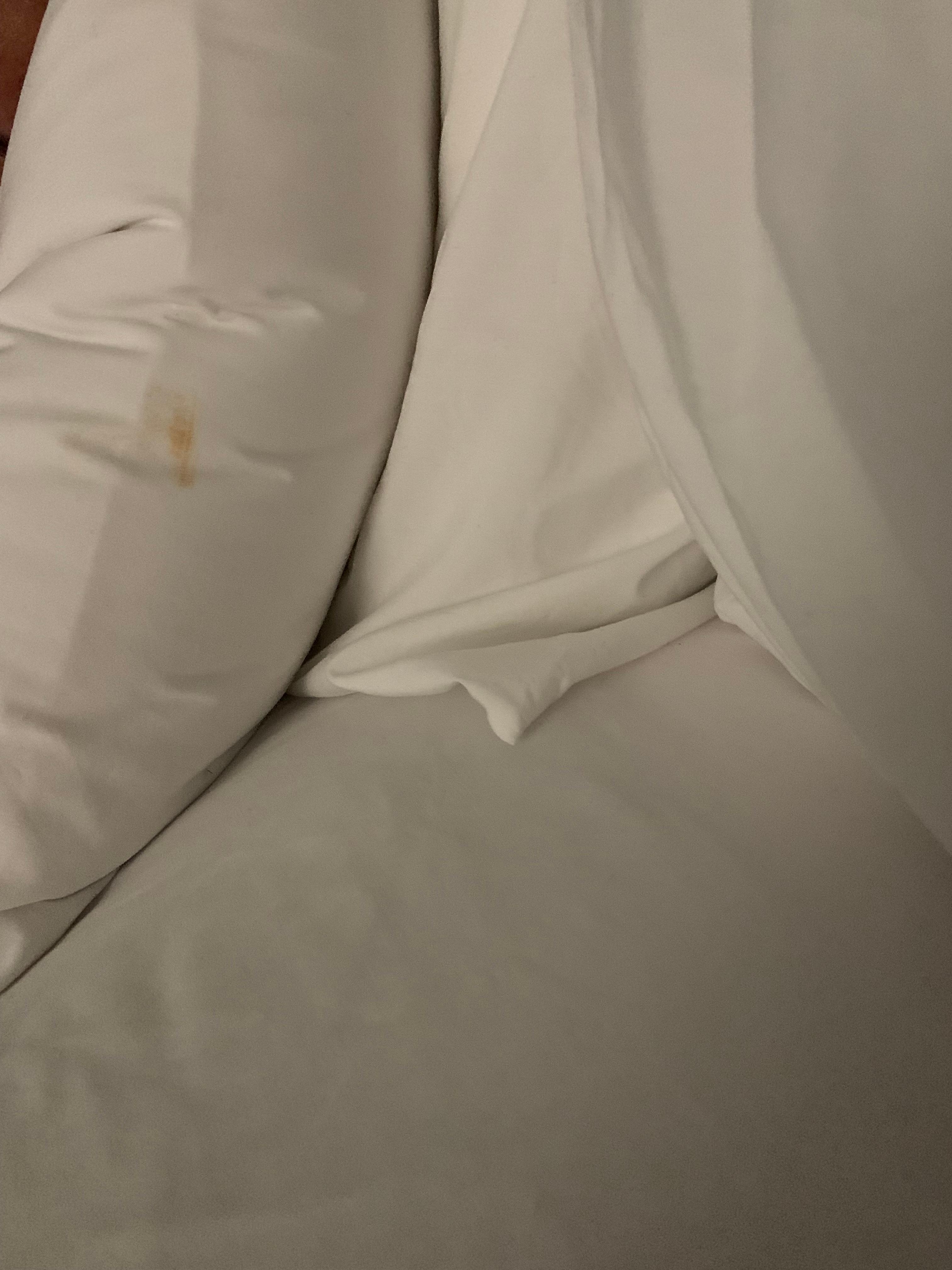 Manchas café en las almohadas 