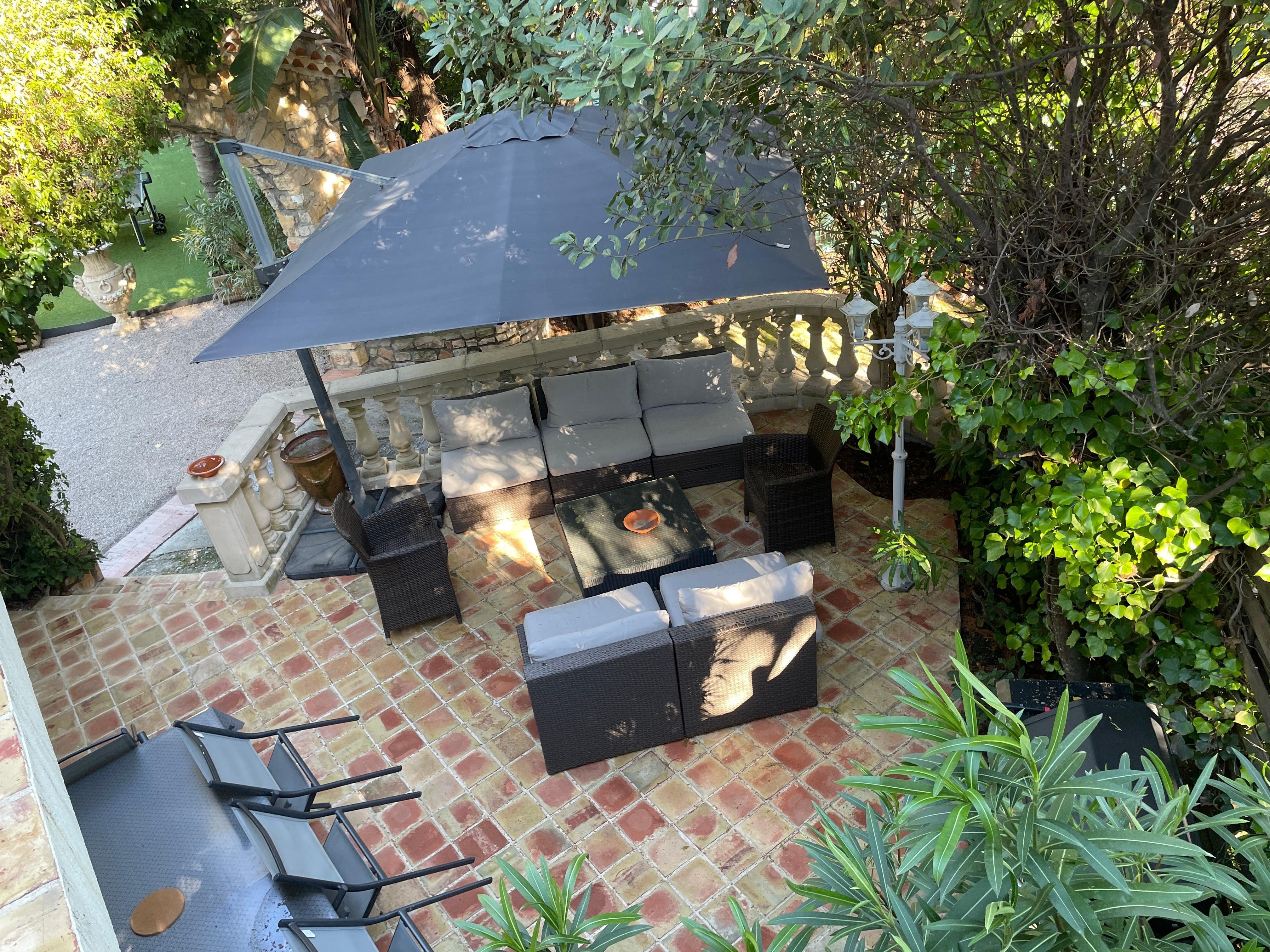 Shady outdoor dining 