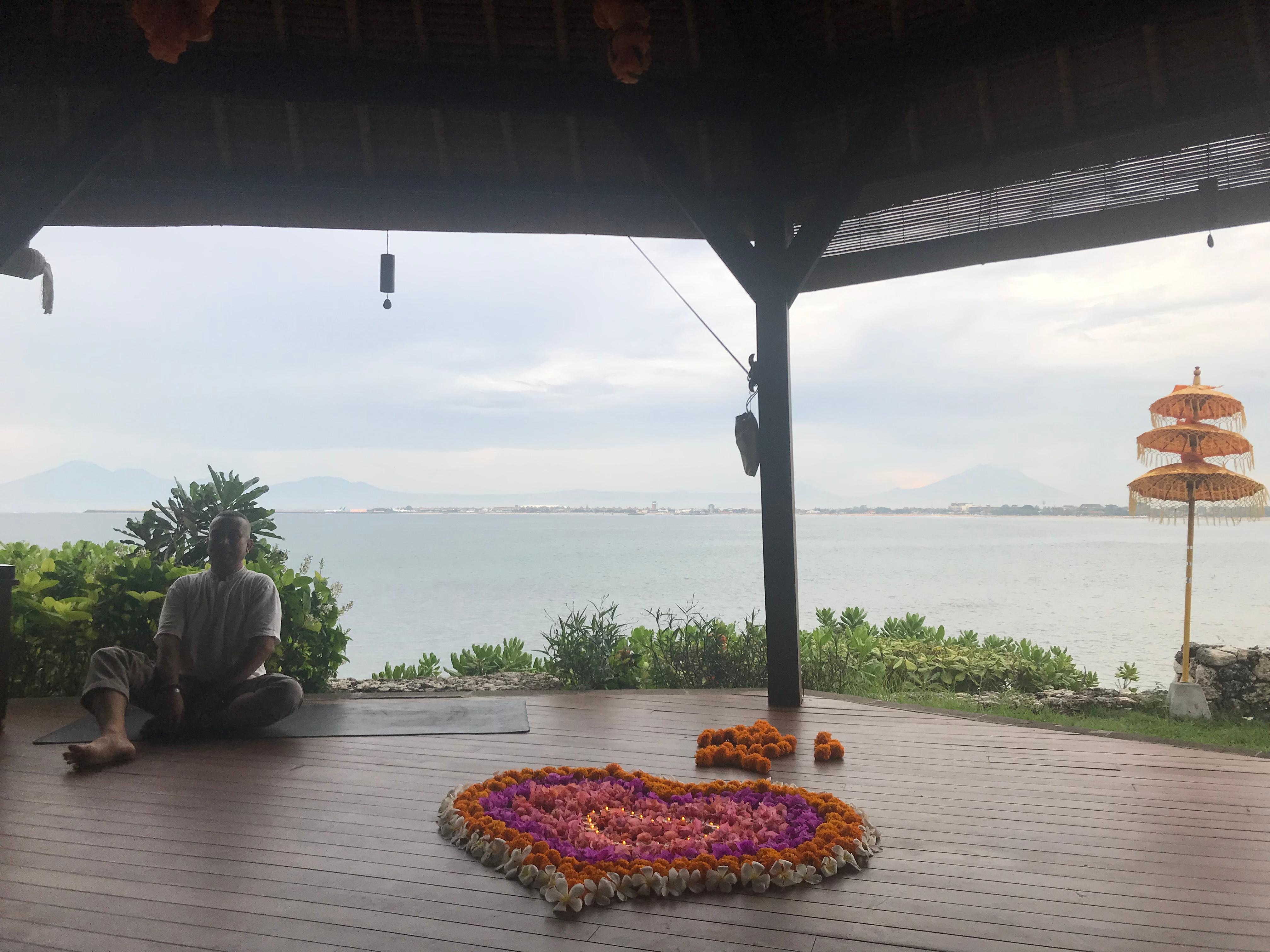 １時間の瞑想ヨガをしました。